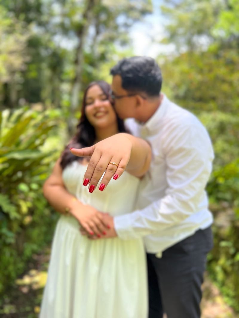 Jennyfer mostrando el anillo de compromiso en primer plano
